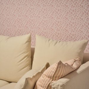Diseño de salita de estar en Zaragoza con papel mural en rosa